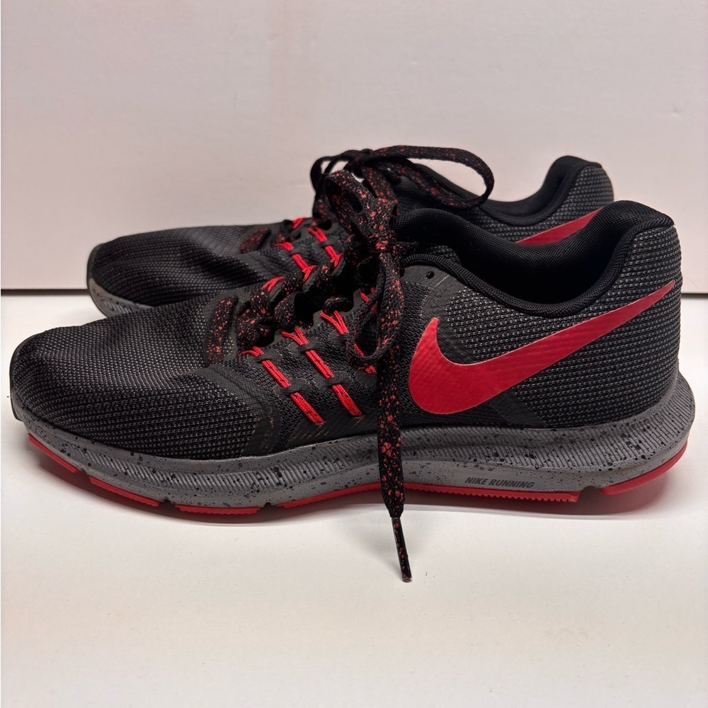 NIKE Run Swift Men's Running Shoes Size 7.5 Black/Red CK6691-001 - Picture 4 of 11